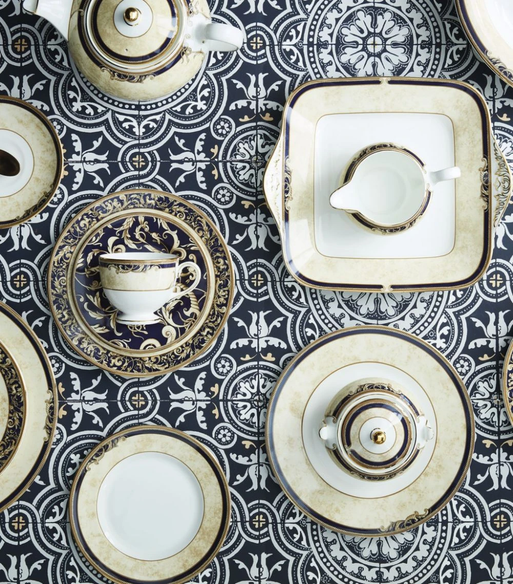 Wedgwood Cornucopia Plate (27cm) IVORY/NAVY Plates - Image 2