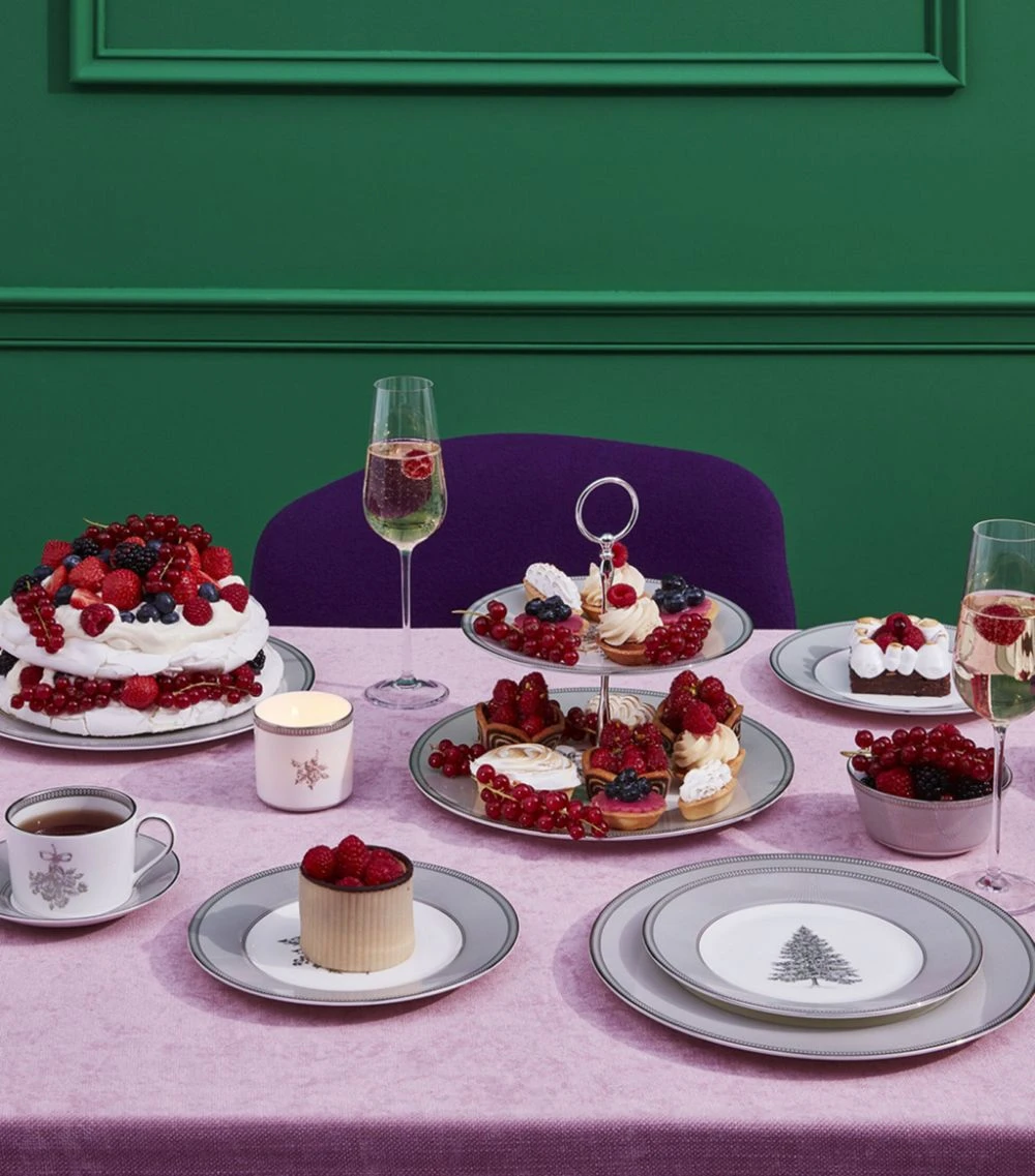 Wedgwood Set of 2 Winter White Plates (27cm) - Image 2